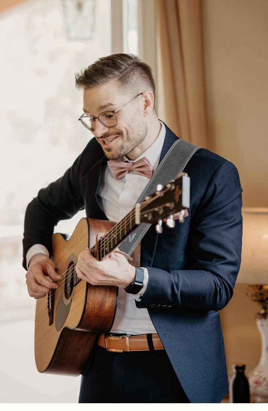 Andy Elscheid begleitet eine freie Trauung musikalisch mit der Gitarre